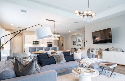Parkland Casa | Luxurious Family Home - Spacious Kitchen & BBQ