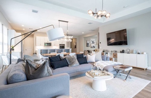 Parkland Casa | Luxurious Family Home - Spacious Kitchen & BBQ