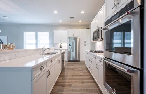 Parkland Casa | Luxurious Family Home - Spacious Kitchen & BBQ