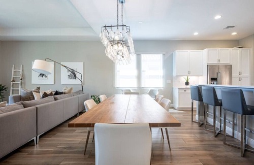 Parkland Casa | Luxurious Family Home - Spacious Kitchen & BBQ