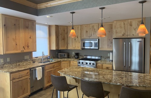 Dover Bay Condominio | Luxurious first floor Dover Bay condo on the shore of Pend Orielle River.