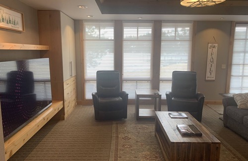 Dover Bay Condominio | Luxurious first floor Dover Bay condo on the shore of Pend Orielle River.