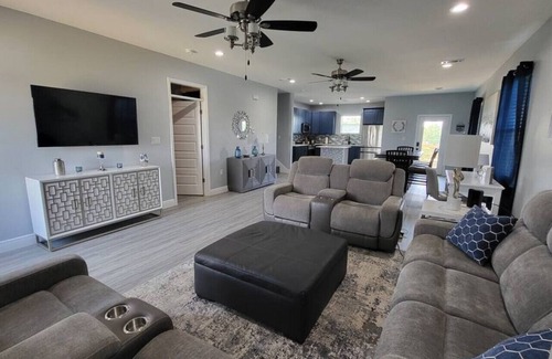 Shoreline Park Casa | Luxurious Five Bedroom With Pool
