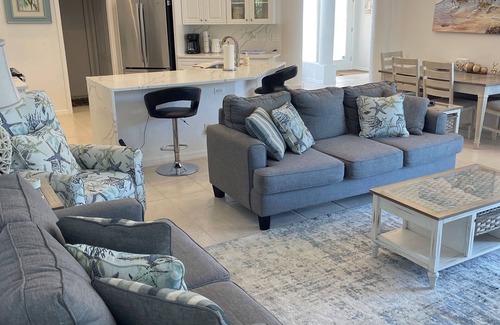 Englewood Casa | Luxurious Florida Living 2 Minutes from the Beach with heated pool!