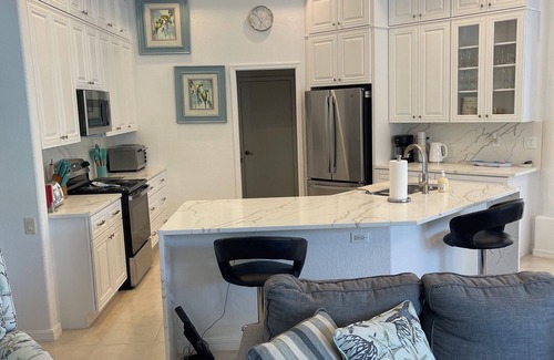 Englewood Casa | Luxurious Florida Living 2 Minutes from the Beach with heated pool!
