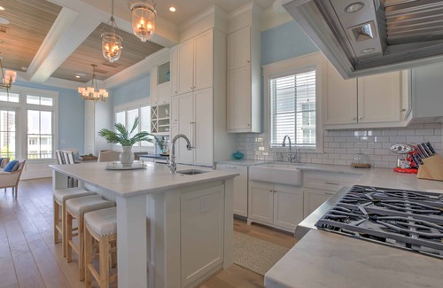 Beachtown Casa | Inolvidable Galveston Home w / Gulf & Bay Views!