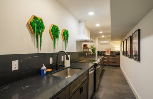 Beach Institute Apartamento | Luxurious Garden-Level Retreat in Historic Savannah by Lucky Savannah