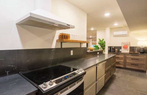Beach Institute Apartamento | Luxurious Garden-Level Retreat in Historic Savannah by Lucky Savannah