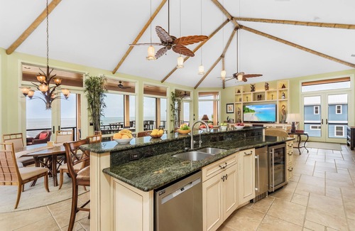 Jose's Hideaway Casa | Luxurious Gem on Gulf, Heated Pool, Hot Tub, Tiki Bar, Elevator, Boat & Dockage