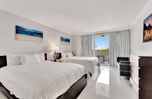 Galt Mile Complejo | Ocean Views & Poolside Relaxation—Your Beachfront Sanctuary Awaits