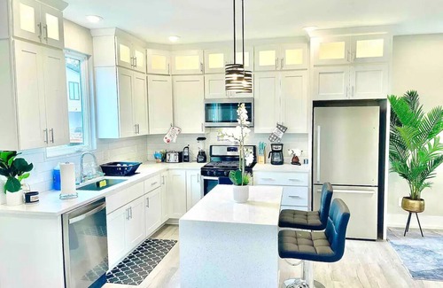 Hayes Casa | Luxurious Getaway Home with Rooftop Patio 10mins to downtown Durham and Duke