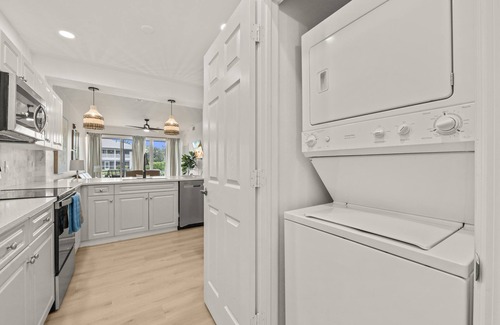 Naples Condominio | Luxurious Golf Condo W/ Resort Pool and Amenities!