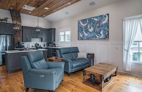 Brandon Casa | Luxurious guest home with private art gallery in the heart of a historic village