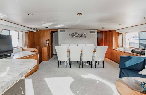 Gulfport Alquiler De Eote | Spacious 6-bedroom 6-bathroom yacht in beautiful Gulfport!!