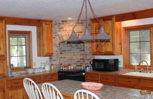 Spicer Casa | Lujosa casa de pino nudoso en Crystal Clear Green Lake en Spicer, Minnesota