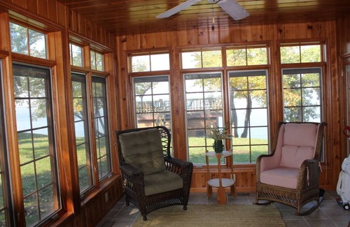 Spicer Casa | Lujosa casa de pino nudoso en Crystal Clear Green Lake en Spicer, Minnesota