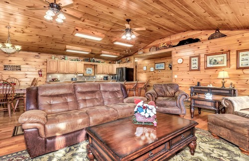 Clyde Cabina | Luxurious Hidden Valley Lodge - Blue Ridge Mountain Retreat!
