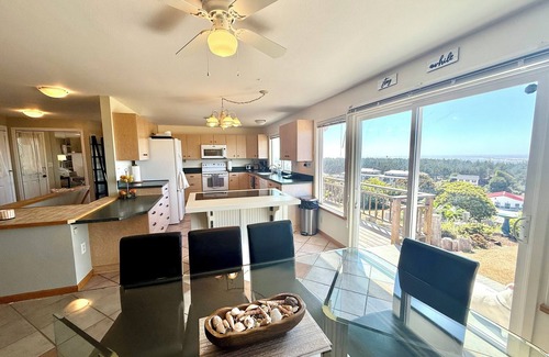 Winchester Bay Casa | Luxurious Hilltop Home with Direct Dune Access