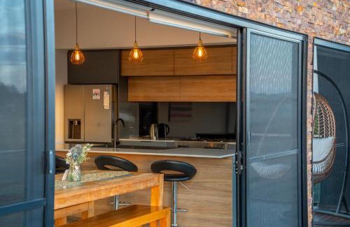 Sorell Apartamento | Luxurious Hobart Holiday Home with Stunning Bay Views - Affordable, Family-Friendly, and Stylish
