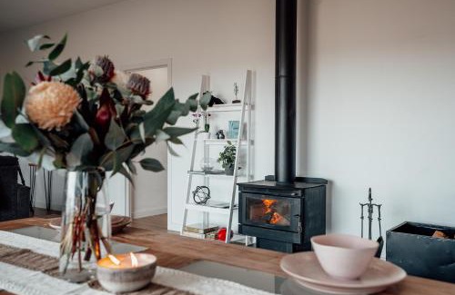 Sorell Apartamento | Luxurious Hobart Holiday Home with Stunning Bay Views - Affordable, Family-Friendly, and Stylish