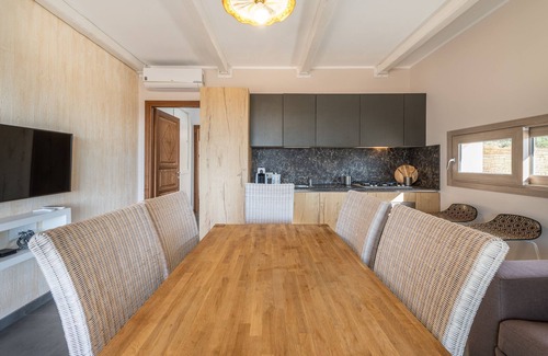 Chia Villa | Lujosa casa con piscina, terraza, Wi-Fi y aire acondicionado; Estacionamiento disponible; Mascotas pequeñas permitidas
