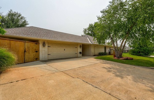 Central Oklahoma City Casa | Luxurious Home - Family Game Room/ Huge Patio