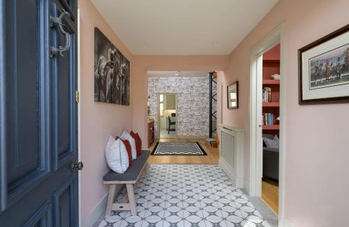 Cheltenham Casa | Luxurious Home in Cheltenham Private Parking