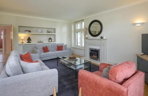 Cheltenham Casa | Luxurious Home in Cheltenham Private Parking