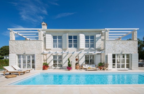 Baderna Casa | Luxurious home in Visnjan with private swimming pool, can be inside or outside