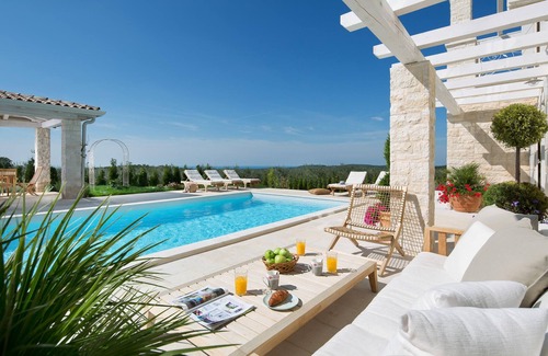 Baderna Casa | Luxurious home in Visnjan with private swimming pool, can be inside or outside