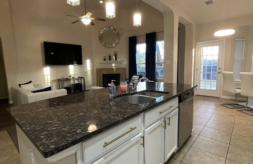 West San Antonio Casa | Luxurious home just minutes away from Sea World and Fiesta Texas!