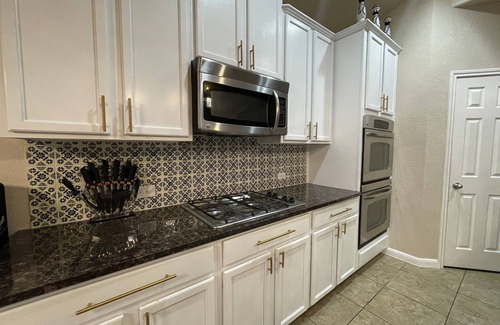 West San Antonio Casa | Luxurious home just minutes away from Sea World and Fiesta Texas!