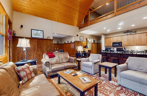 Sylva Casa | Lujosa casa justo en el río con una cocina completa, ¡perfecta para pescar!