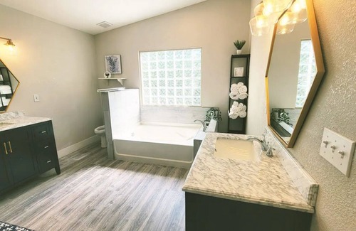Terrell Casa | Luxurious House down Quiet Road.