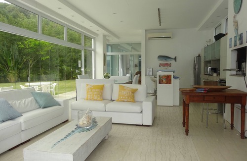 Florianopolis Casa | Mansión frente a la playa de Praia Brava, con jacuzzi climatizado 6 qtos todos con aire acondicionado.