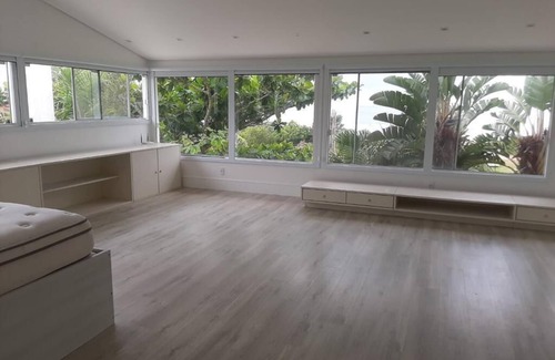 Florianopolis Casa | Mansión frente a la playa de Praia Brava, con jacuzzi climatizado 6 qtos todos con aire acondicionado.