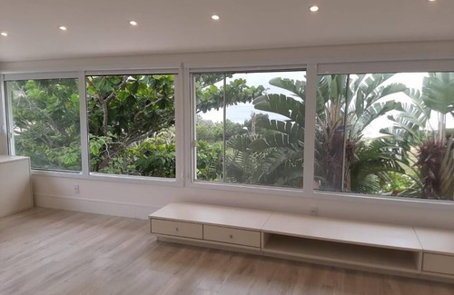 Florianopolis Casa | Mansión frente a la playa de Praia Brava, con jacuzzi climatizado 6 qtos todos con aire acondicionado.
