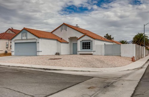 North Las Vegas Casa | Luxurious House With A Pool, Spa, and Patio, Sleeps 6 Comfortably