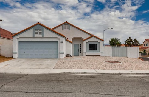 North Las Vegas Casa | Luxurious House With A Pool, Spa, and Patio, Sleeps 6 Comfortably