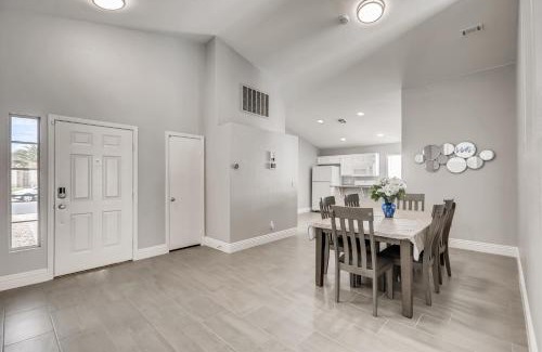 North Las Vegas Casa | Luxurious House With A Pool, Spa, and Patio, Sleeps 6 Comfortably