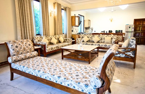 Sainik Farm Apartamento | Luxurious Italian Family House: 3 Large Ensuite-Bedrooms With Private Balconies