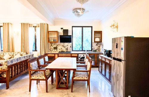 Sainik Farm Apartamento | Luxurious Italian Family House: 3 Large Ensuite-Bedrooms With Private Balconies