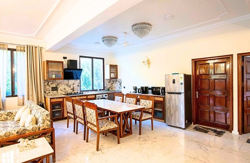 Sainik Farm Apartamento | Luxurious Italian Family House: 3 Large Ensuite-Bedrooms With Private Balconies