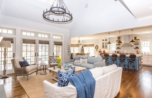 Katama Casa | Luxurious Katama Farmhouse With Pool