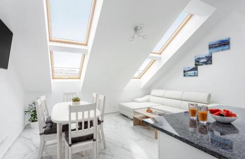 Old Town Apartamento | Luxurious Kaunas Basilica Apartment in Old Town by Urban Rent
