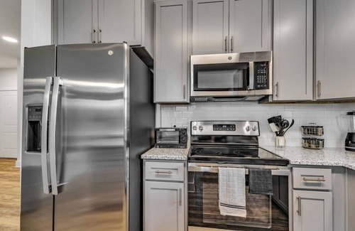 Hayes Apartamento | Luxurious King 2BR Suite—Mins to