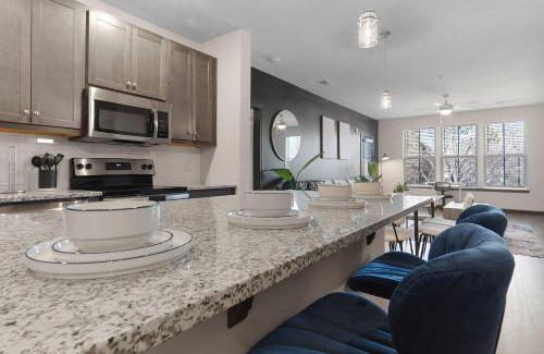 North Raleigh Apartamento | Luxurious King 3 Bedroom Suite in North Raleigh
