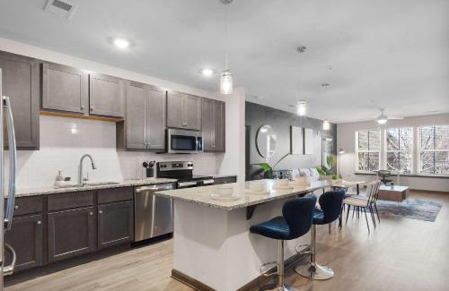 North Raleigh Apartamento | Luxurious King 3 Bedroom Suite in North Raleigh