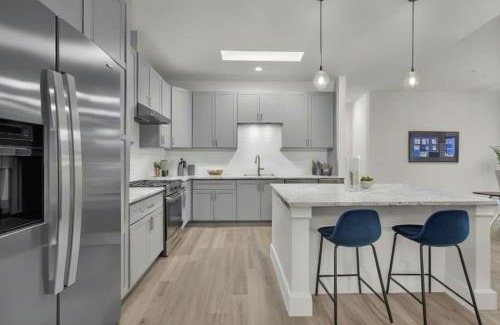 Hayes Apartamento | Luxurious King 3BR Suite Mins to Downtown Durham!