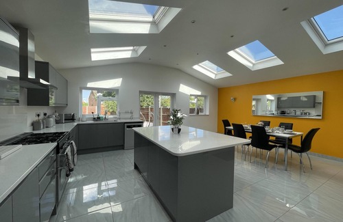 Luton Casa | Luxurious Kitchen Lrg Bedrooms Holiday Freeparking